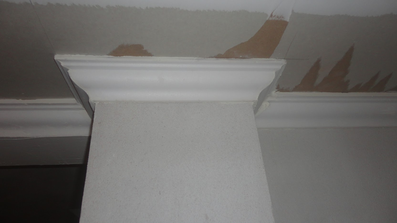 Colocación de molduras de telgopor